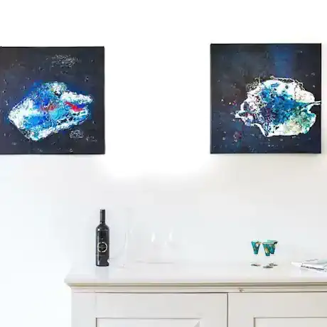 Chadeeni - duo van blauwe werken boven witte kast