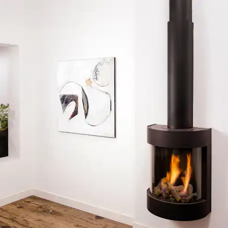 Chadeeni - abstract werk aan de haard in modern interieur